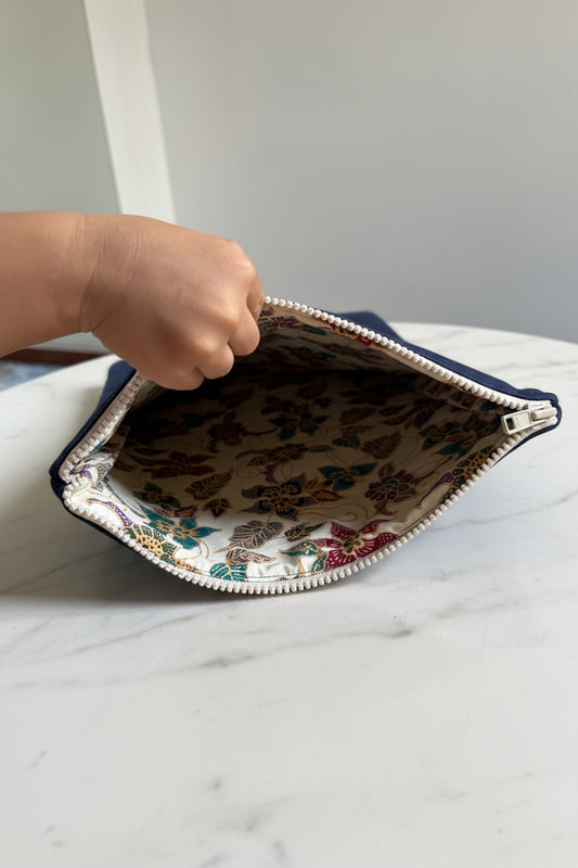 Japanese canvas and batik laptop and iPad sleeve. Can fit 12 to 13 inch laptop and iPad Air and pro 11 inch. Handmade in Singapore.